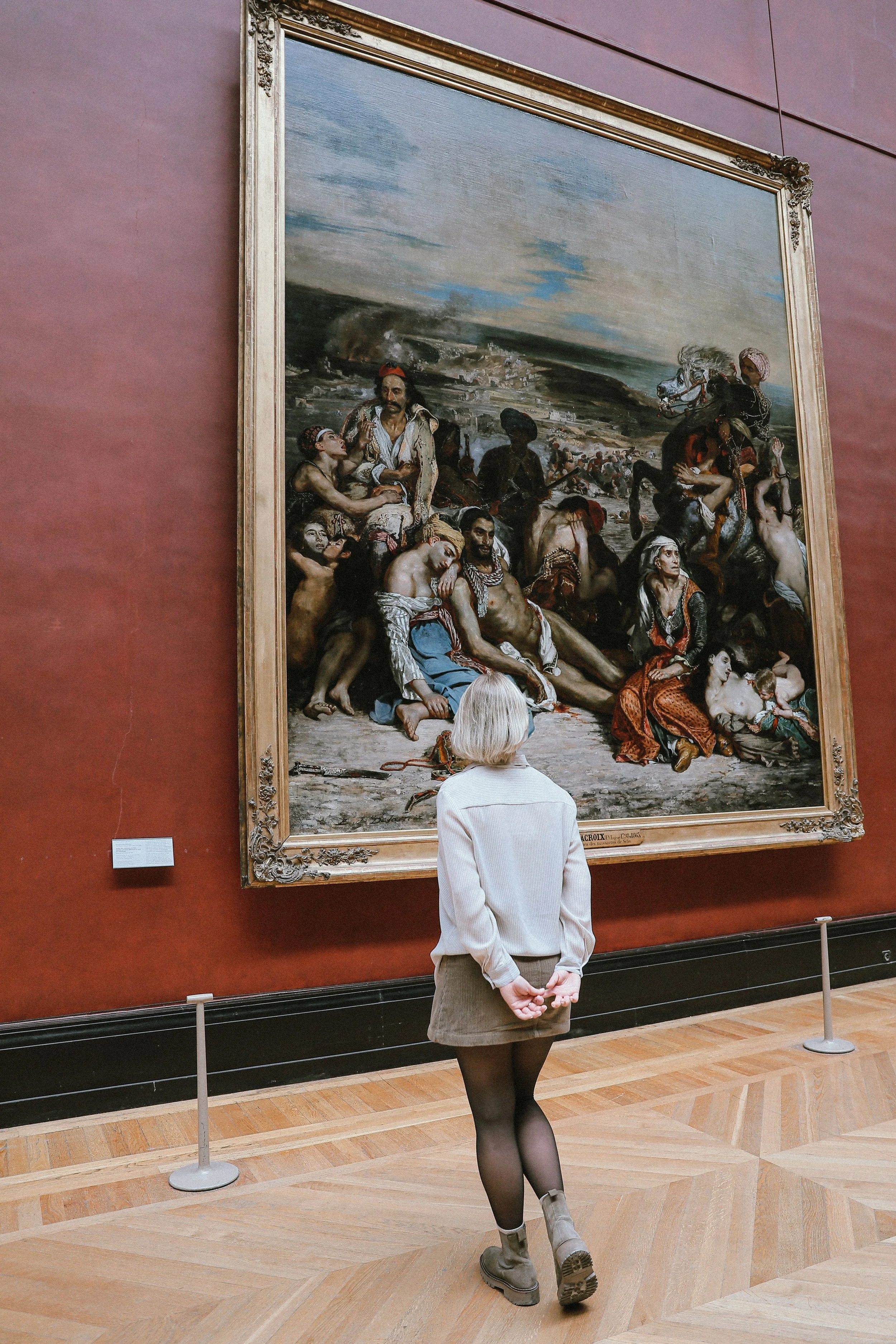 Las personas más curiosas suelen acumular más experiencias educativas y de ocio vinculadas a la reserva cognitiva. El interés por el arte y las ideas nuevas forma parte de la apertura a la experiencia.
