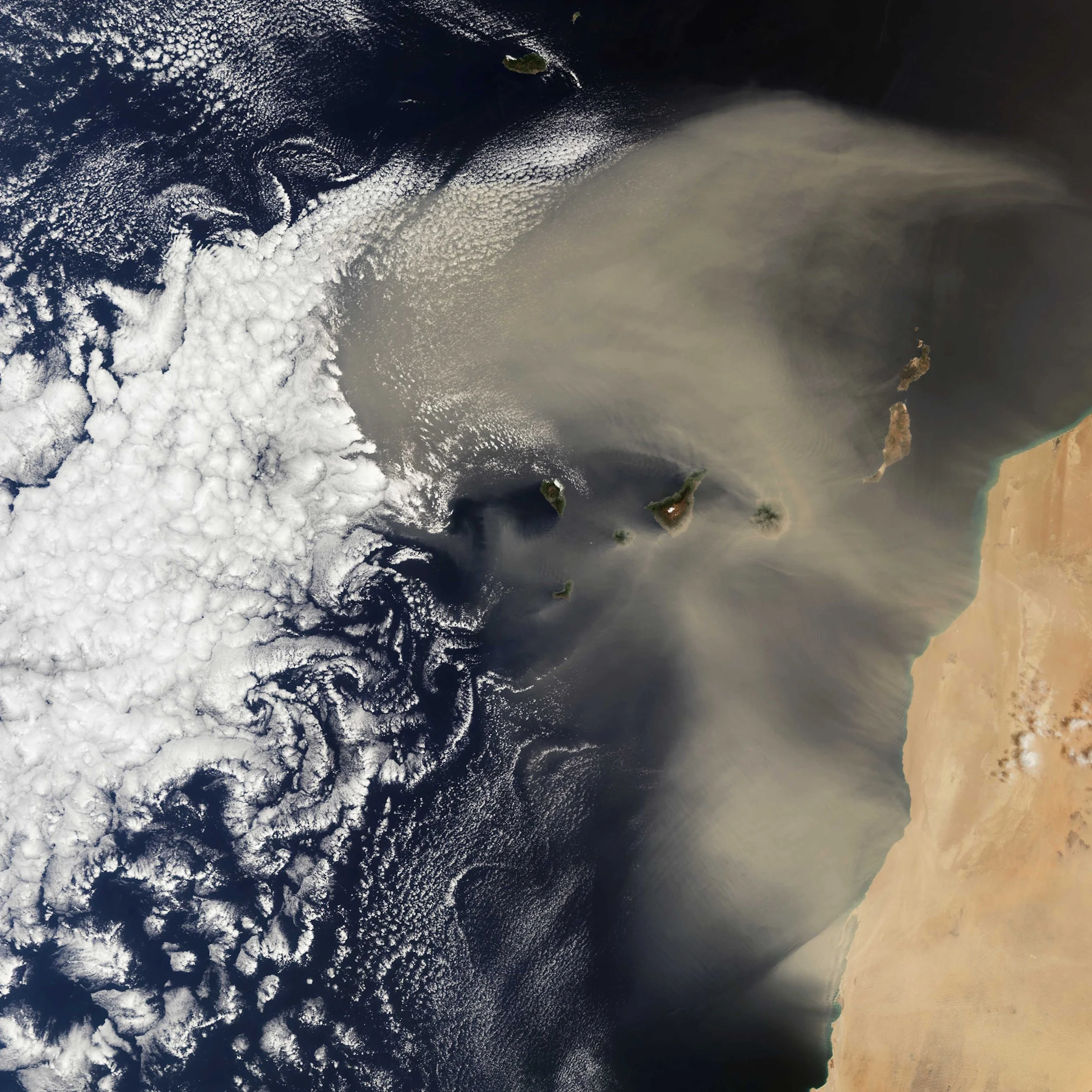Una intensa nube de polvo sahariano se desplaza desde el noroeste de África sobre el océano Atlántico y envuelve parcialmente las islas Canarias en esta imagen captada por el satélite europeo Copernicus Sentinel-3.