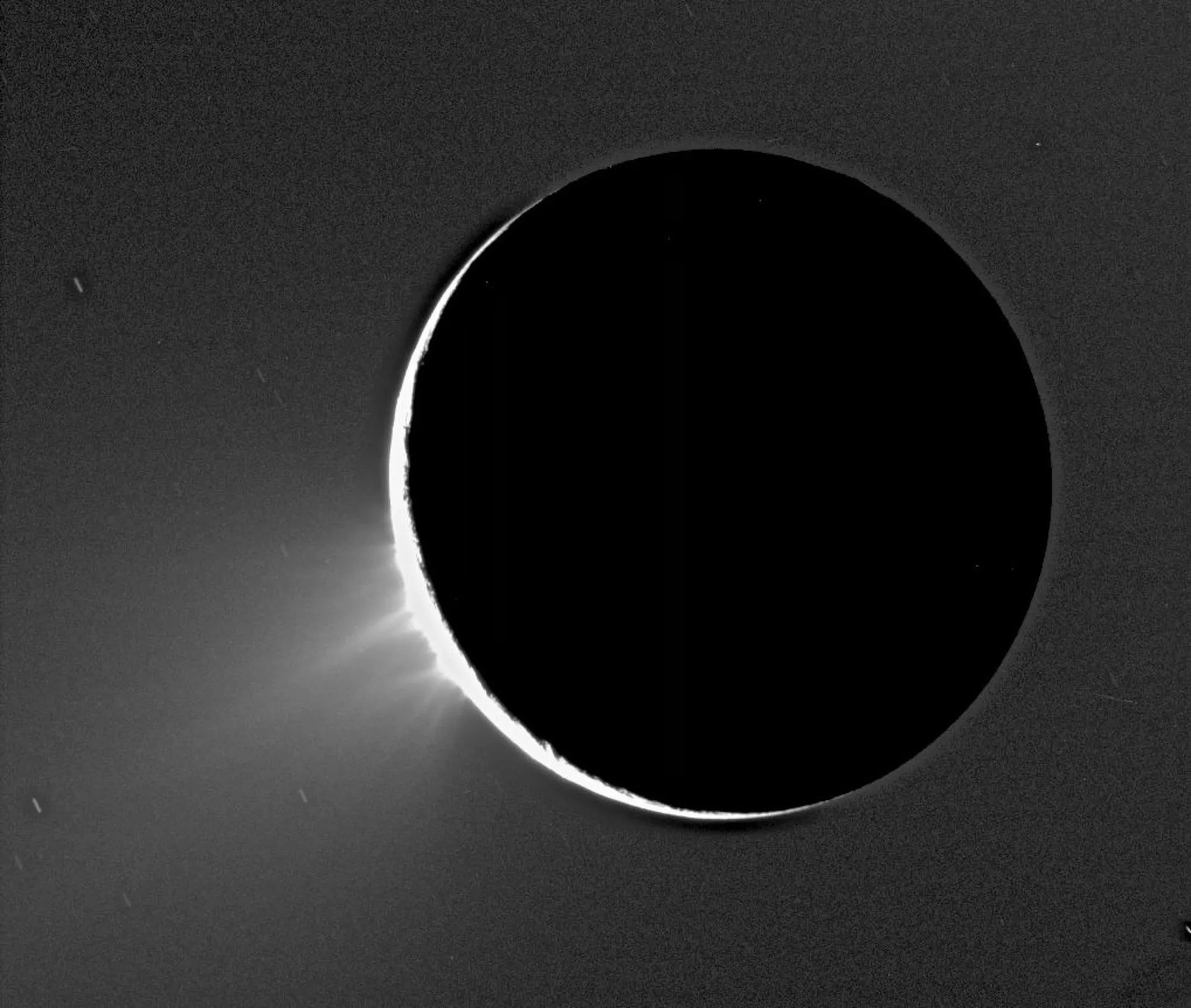 Una de las primeras imágenes de los géiseres de agua de Encélado, la luna helada de Saturno, captada por la sonda Cassini de la NASA en 2005