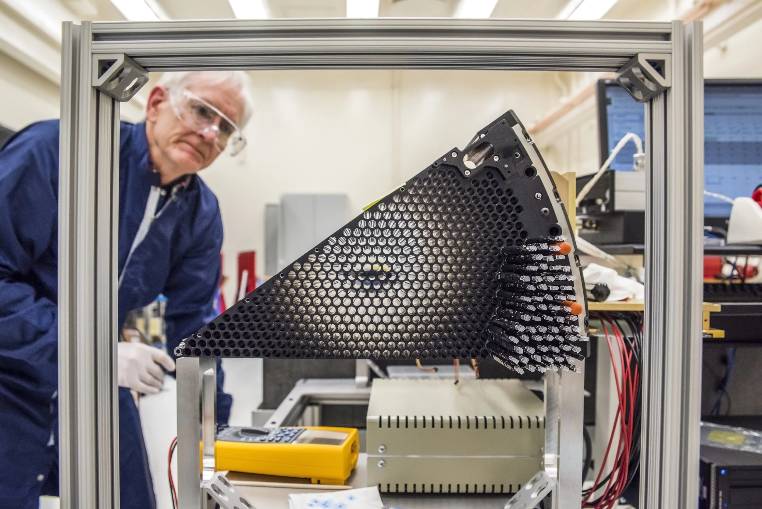 Stu Harris, del Lawrence Berkeley National Laboratory, durante el montaje de uno de los planos focales de DESI, el instrumento espectroscópico cuyas observaciones permitieron detectar la débil señal de H-alfa asociada al gas circumgaláctico.