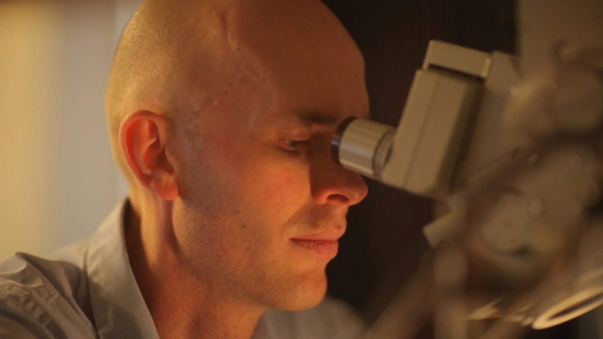 Nathaniel B. Sawtell, neurocientífico de la Universidad de Columbia y coautor sénior del estudio, investiga cómo el cerebro de los peces eléctricos predice y filtra las consecuencias sensoriales de sus propias descargas.