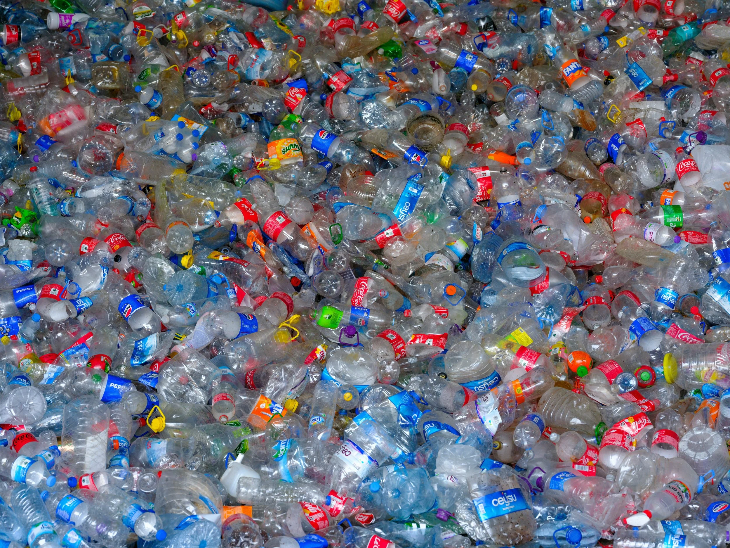 Una segunda vida para ciertos residuos: investigadores de Viena transformaron envases de poliestireno, CD y piezas de LEGO en materiales que capturan humedad del aire.