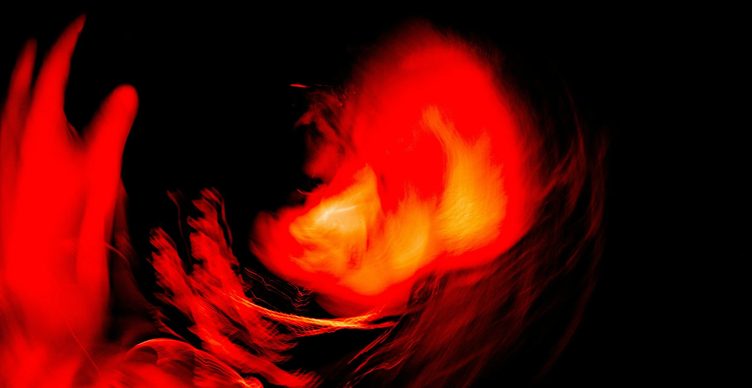 Representación artística de un estado alterado de la conciencia: el estudio muestra que el cerebro puede generar experiencias intensas y visuales similares a las psicodélicas reorganizando su actividad interna sin necesidad de fármacos.