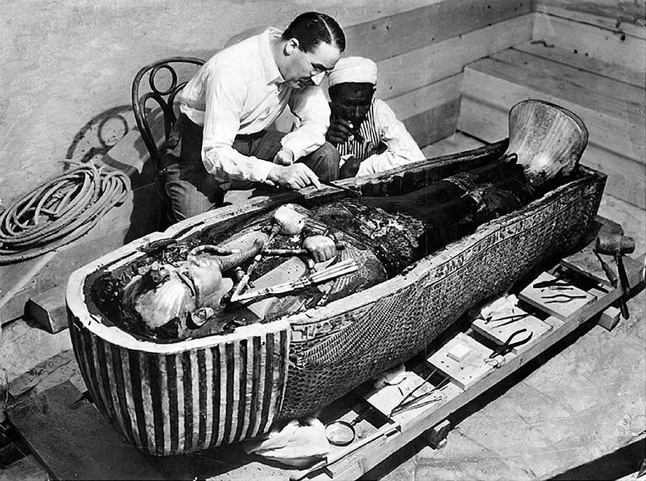 Howard Carter y un colaborador egipcio examinan el tercer ataúd de Tutankamón, el más interior y elaborado en oro macizo, en octubre de 1925, casi tres años después del descubrimiento de la tumba KV62 en el Valle de los Reyes.