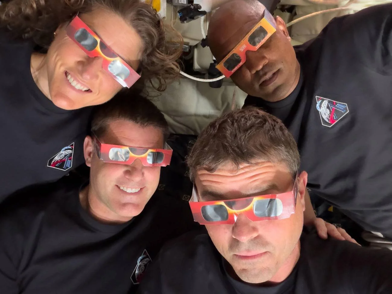 La tripulación de Artemis II utiliza gafas especiales para observar con seguridad un eclipse solar durante su sobrevuelo lunar, en la primera ocasión en que este tipo de protección se emplea desde las inmediaciones de la Luna.