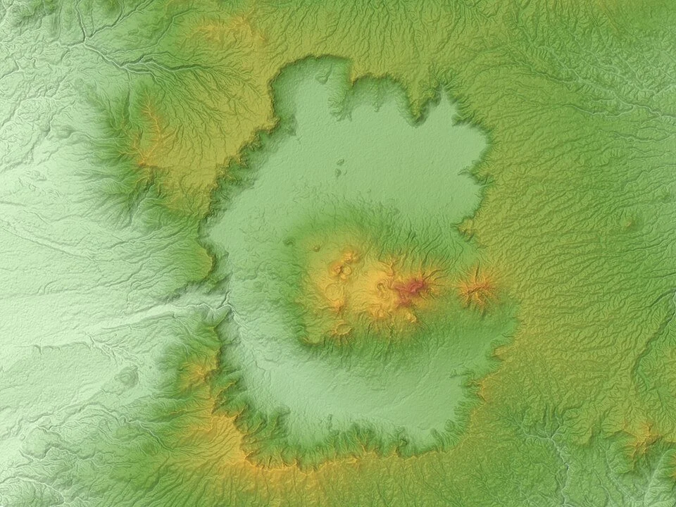 Mapa topográfico de la caldera de Aso (Japón), una de las mayores del mundo, con unos 25 km de norte a sur y 18 km de este a oeste, donde se distinguen el amplio fondo de la caldera, los valles interiores y el conjunto de volcanes centrales activos.