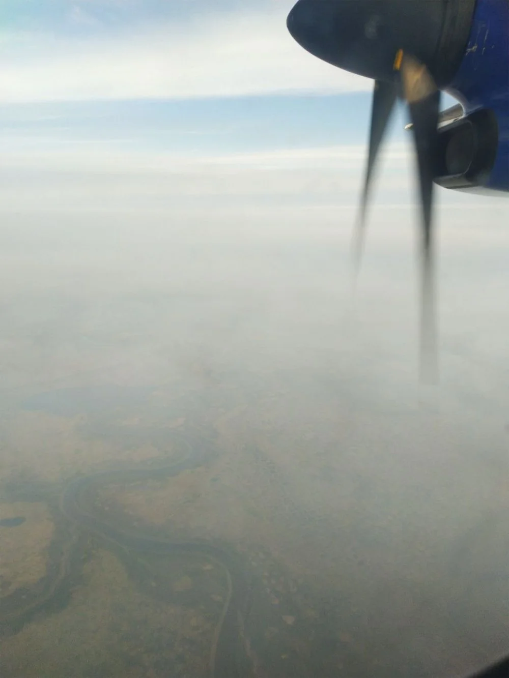 Una densa capa de humo procedente de los incendios forestales en Siberia cubre el paisaje ártico, fotografiado desde un avión de investigación.