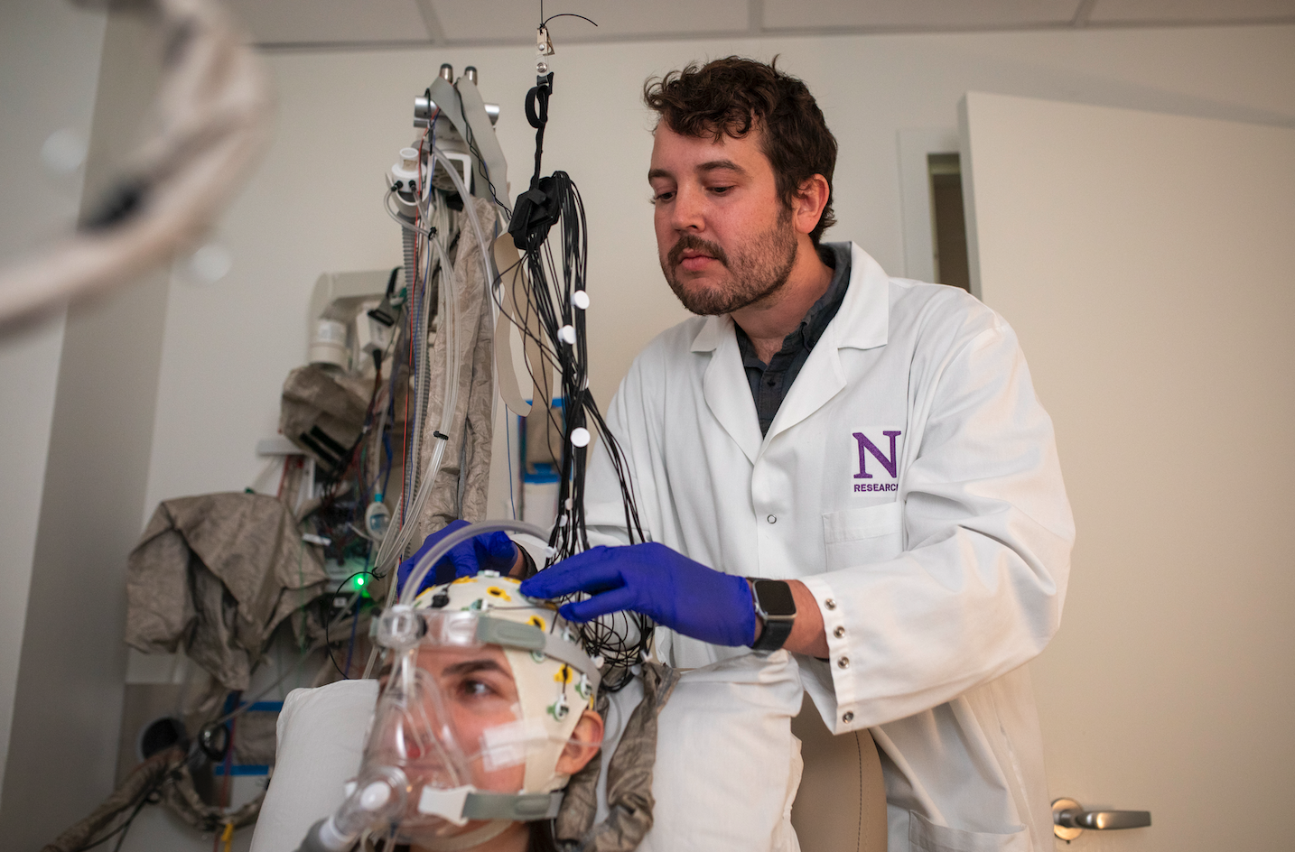 El neurocientífico Andrew Sheriff prepara a un voluntario para registrar la actividad eléctrica del bulbo olfatorio durante una inhalación consciente.