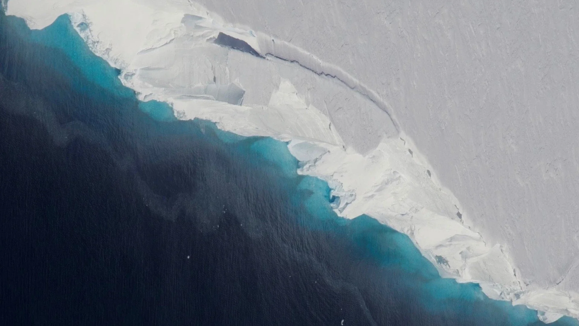 Vista aérea del glaciar Thwaites, en la Antártida Occidental, uno de los glaciares afectados por un nuevo catalizador del deshielo, las tormentas oceánicas.