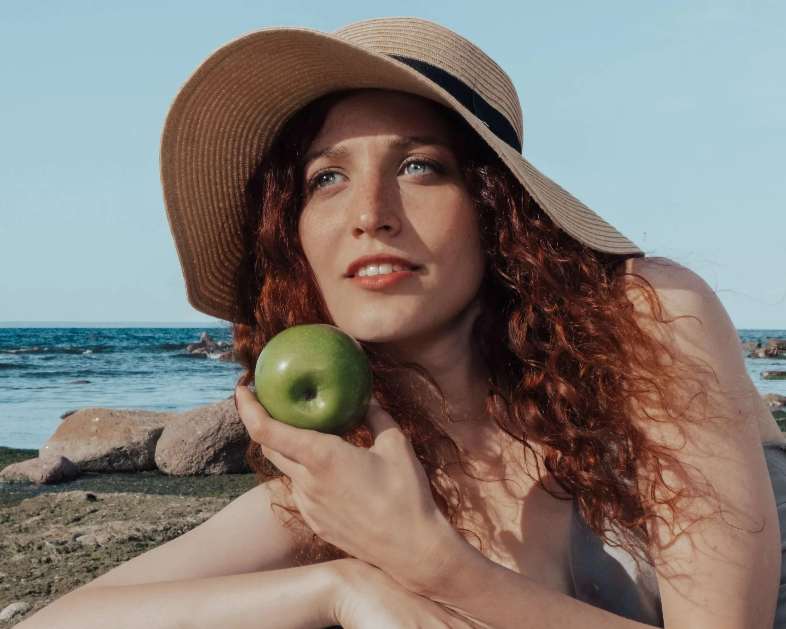 Consumir frutas con piel, siempre que sean comestibles y estén bien lavadas, puede aumentar considerablemente el aporte de fibra alimentaria, esencial para la salud intestinal.