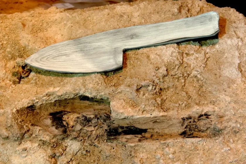 Objeto de madera del Abric Romaní interpretado como una posible maza neandertal.