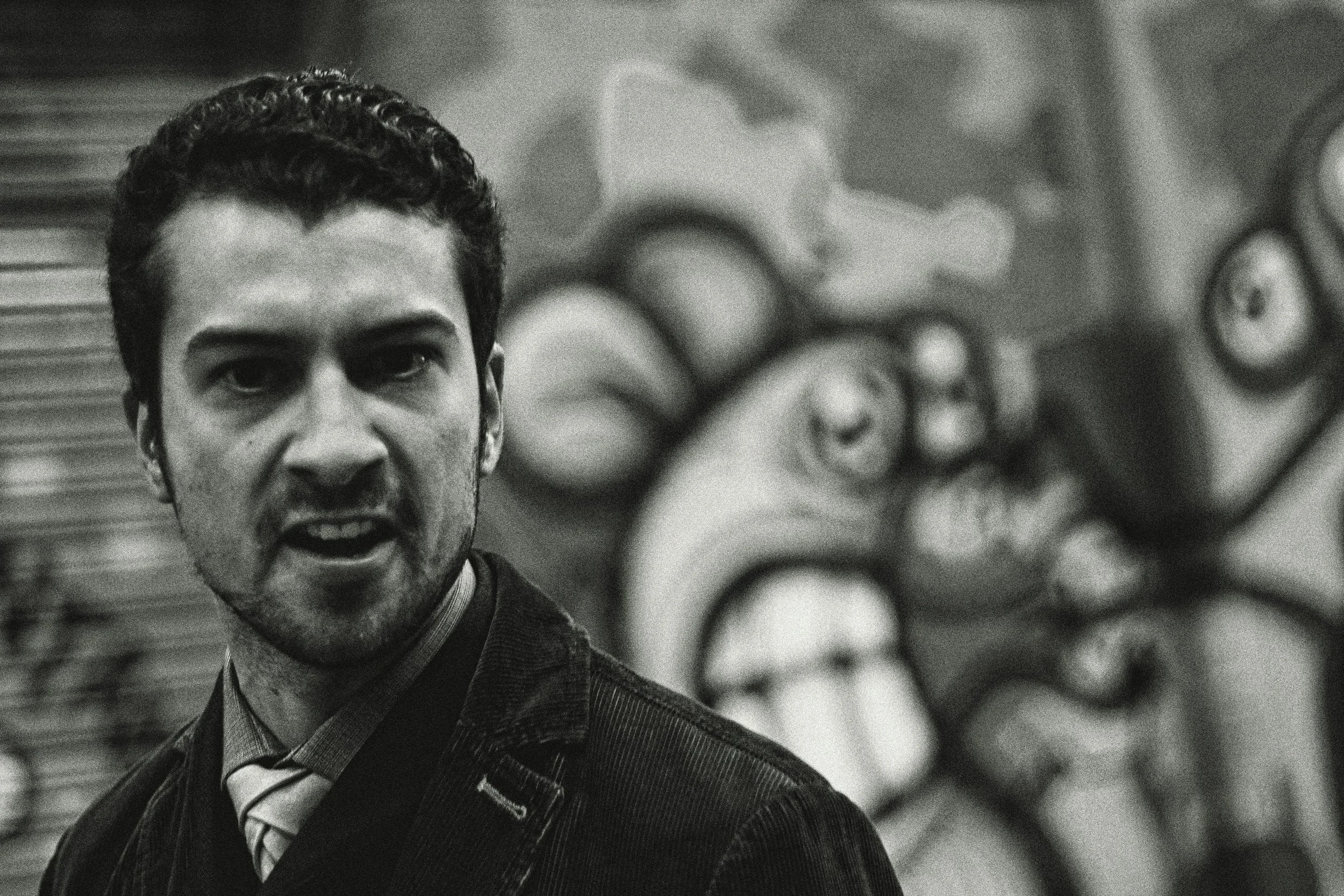 El rencor aparece con más fuerza cuando dolor emocional e ira coinciden: por separado apenas lo generan, pero juntos crean una tensión psicológica que puede convertir una ofensa en un agravio duradero