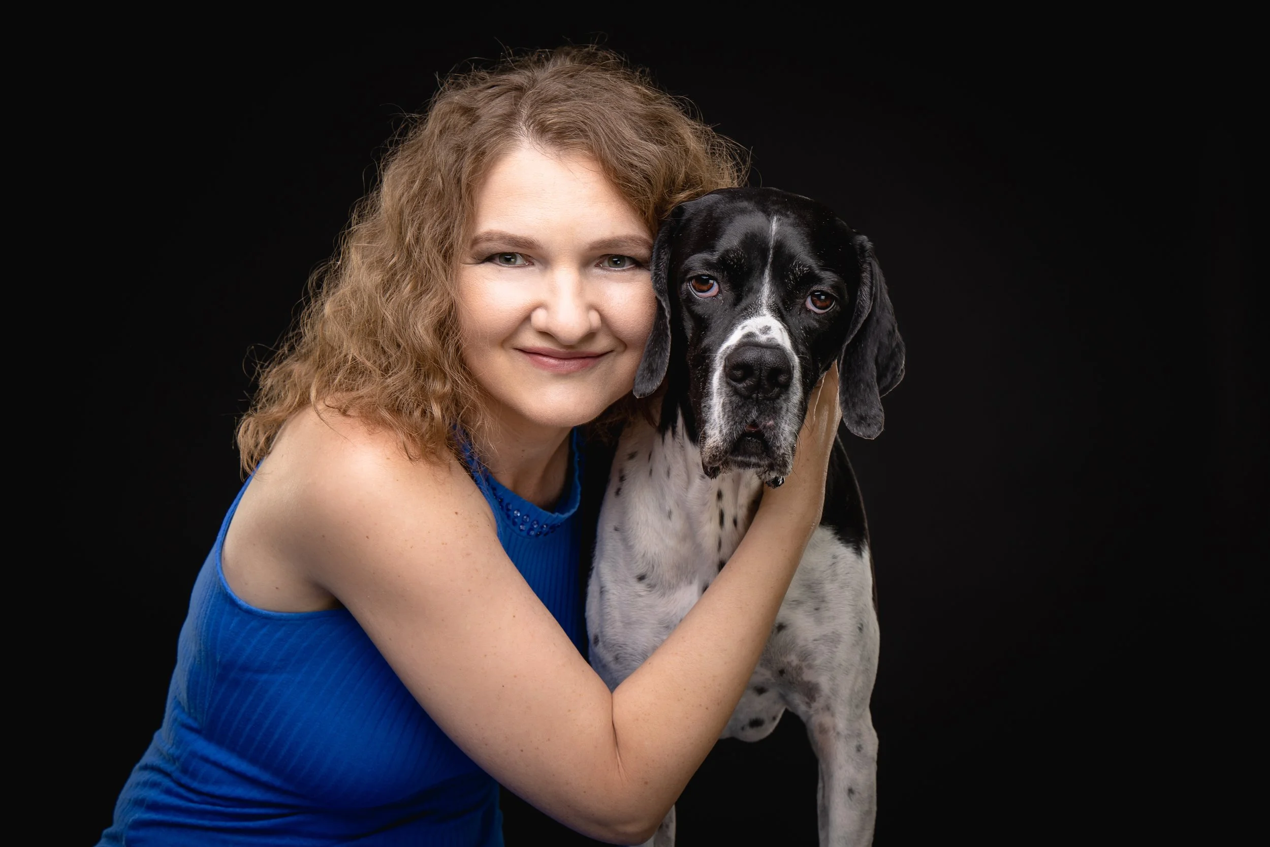 Kinga G. Tóth, coautora principal del estudio, posa junto a uno de los perros participantes en la investigación sobre el procesamiento del habla humana.