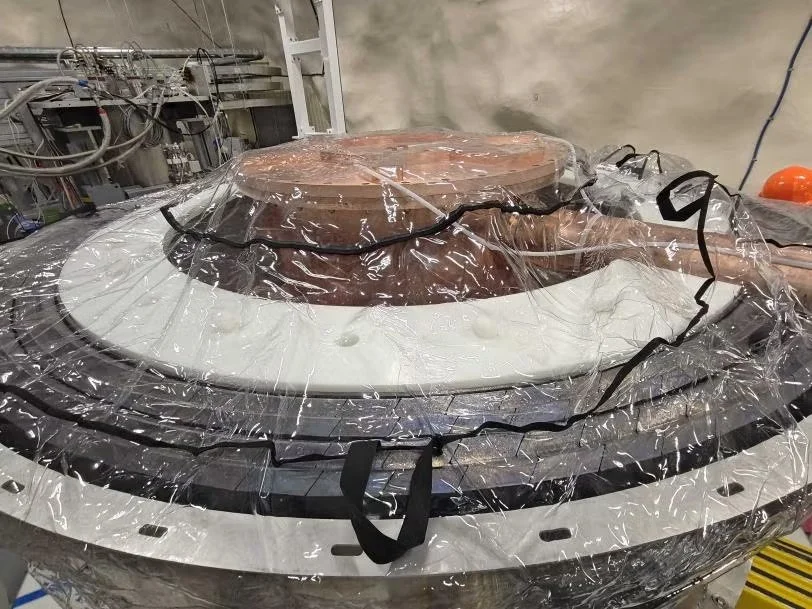 El equipo de SuperCDMS instaló una cubierta protectora mientras la cámara de vacío externa SNOBOX permanecía expuesta dentro del blindaje