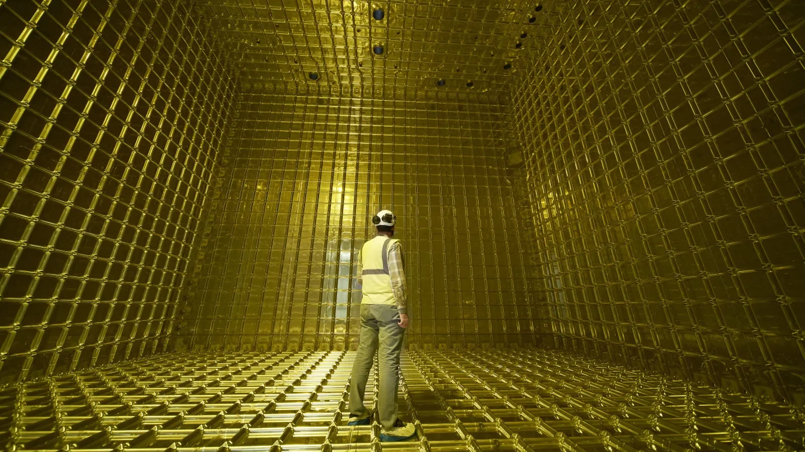 El detector de partículas ProtoDUNE, de 770 toneladas, se encuentra en la frontera entre Suiza y Francia y sirve como banco de pruebas para el diseño y la tecnología del futuro experimento DUNE.
