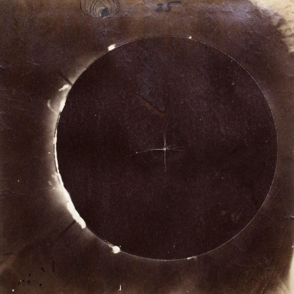 La histórica fotografía de la corona solar obtenida por el astrónomo británico Warren De La Rue durante el eclipse total de Sol del 18 de julio de 1860, una imagen clave para demostrar que las protuberancias pertenecen al propio Sol.
