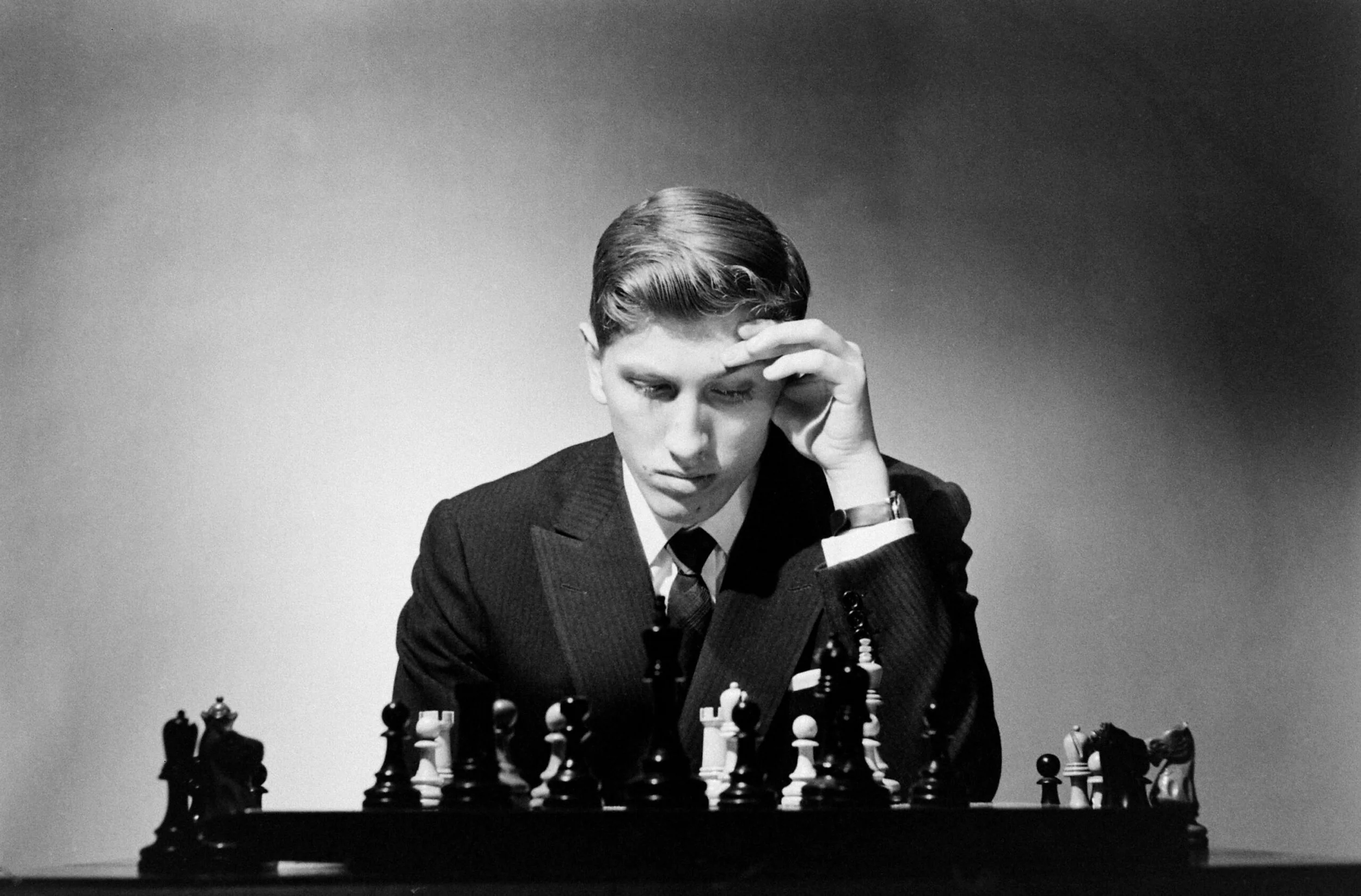 Robert James Fischer, conocido mundialmente como Bobby Fischer, leyenda del ajedrez nacida en Chicago en 1943, revolucionó el juego con su talento prodigioso y una dedicación implacable que marcó un antes y un después en la historia del tablero.