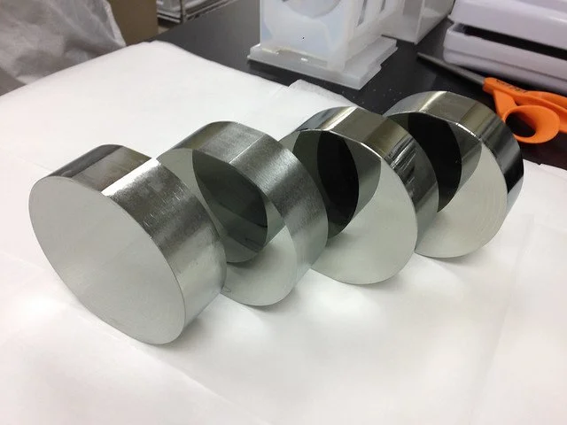 Detectores iZIP del SuperCDMS fabricados en la Stanford Nanofabrication Facility. Se trata de componentes clave del experimento subterráneo diseñado para detectar materia oscura con alta sensibilidad.