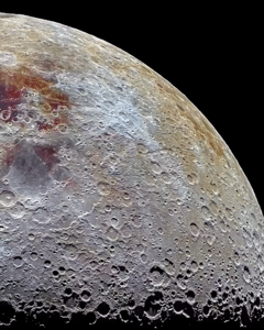 Imágenes de alta resolución de la Luna captadas por Artemis II: los mares lunares revelan tonos sorprendentemente variados, reflejo de su composición mineral y de la compleja historia geológica del satélite.