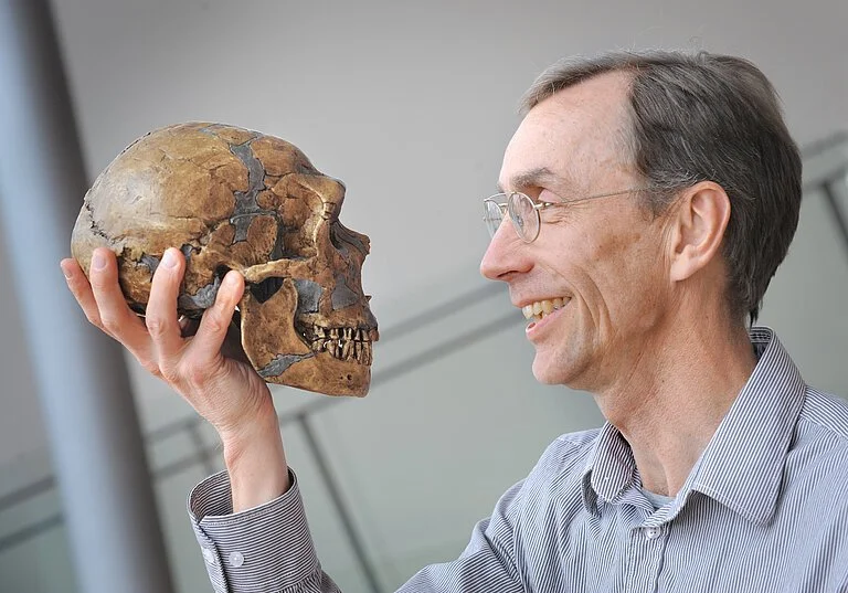 El paleogenetista sueco Svante Pääbo, premio Nobel de Fisiología o Medicina en 2022, revolucionó el estudio de la evolución humana al secuenciar el genoma de los neandertales.