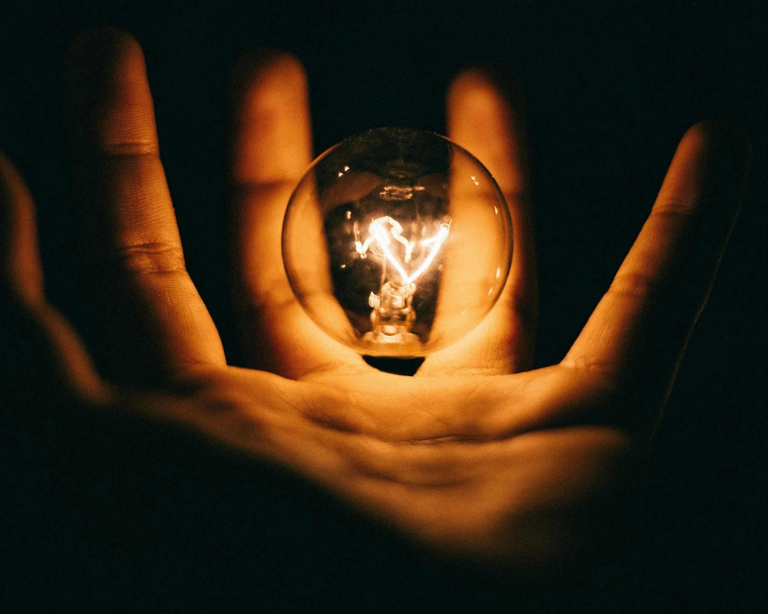 Una bombilla encendida simboliza el instante en que el cerebro reorganiza la información y surge la comprensión súbita: un estudio ha identificado en la corteza visual de alto nivel el origen de los momentos eureka