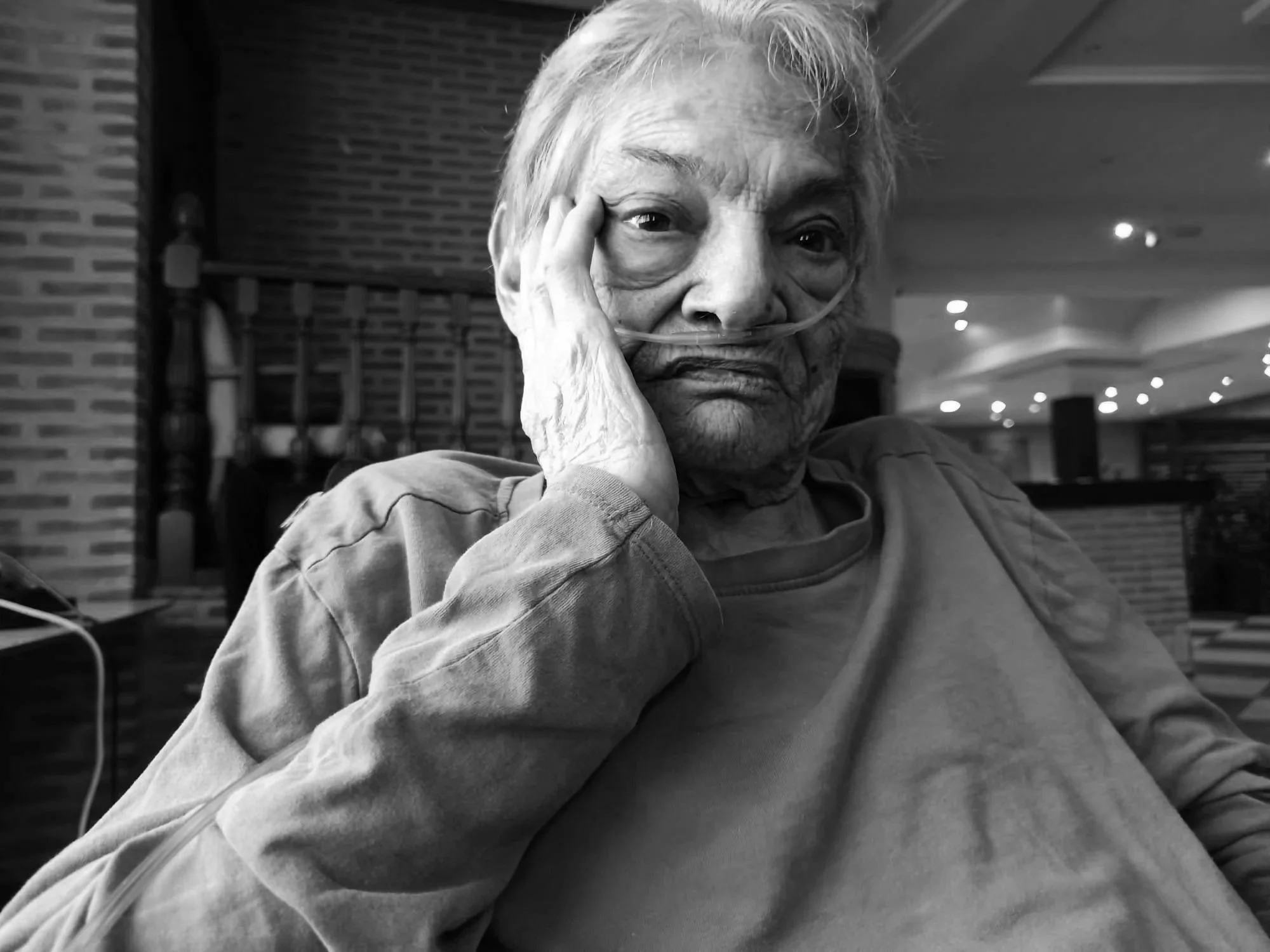 Una mujer con enfermedad de Alzheimer. La pérdida progresiva de neuronas es la principal responsable del deterioro de la memoria, el pensamiento y la autonomía que caracteriza a esta enfermedad neurodegenerativa.