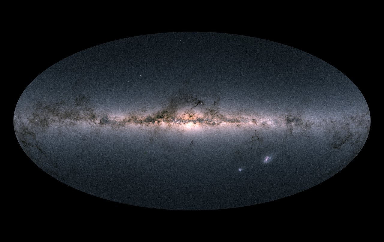 Vista completa del cielo obtenida por la misión Gaia de la ESA, basada en las posiciones y movimientos de casi 1.700 millones de estrellas de la Vía Láctea.