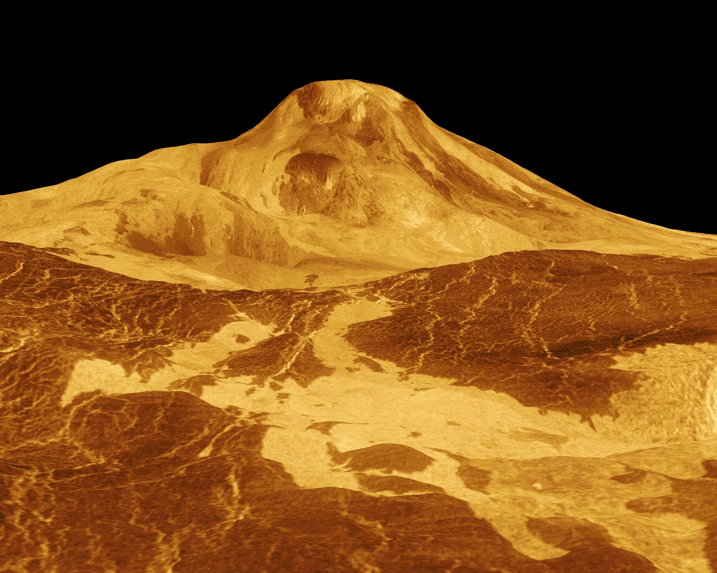 Vista lateral de Maat Mons, el volcán más alto de Venus, que se eleva unos ocho kilómetros sobre las llanuras fracturadas y aparece rodeado por coladas de lava de cientos de kilómetros.