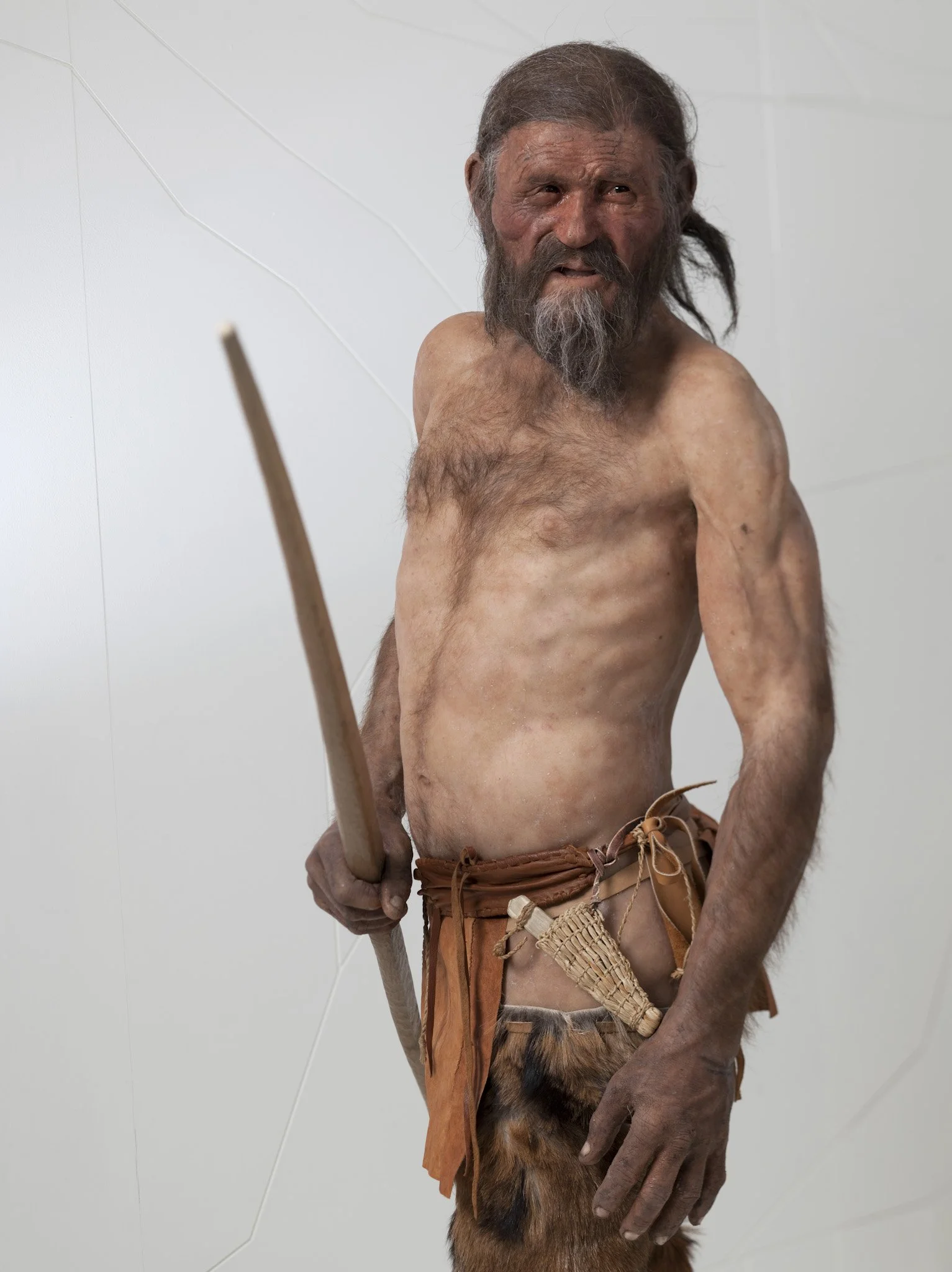 Reconstrucción hiperrealista de Ötzi, el Hombre de Similaun, basada en décadas de investigaciones arqueológicas, genéticas y forenses.