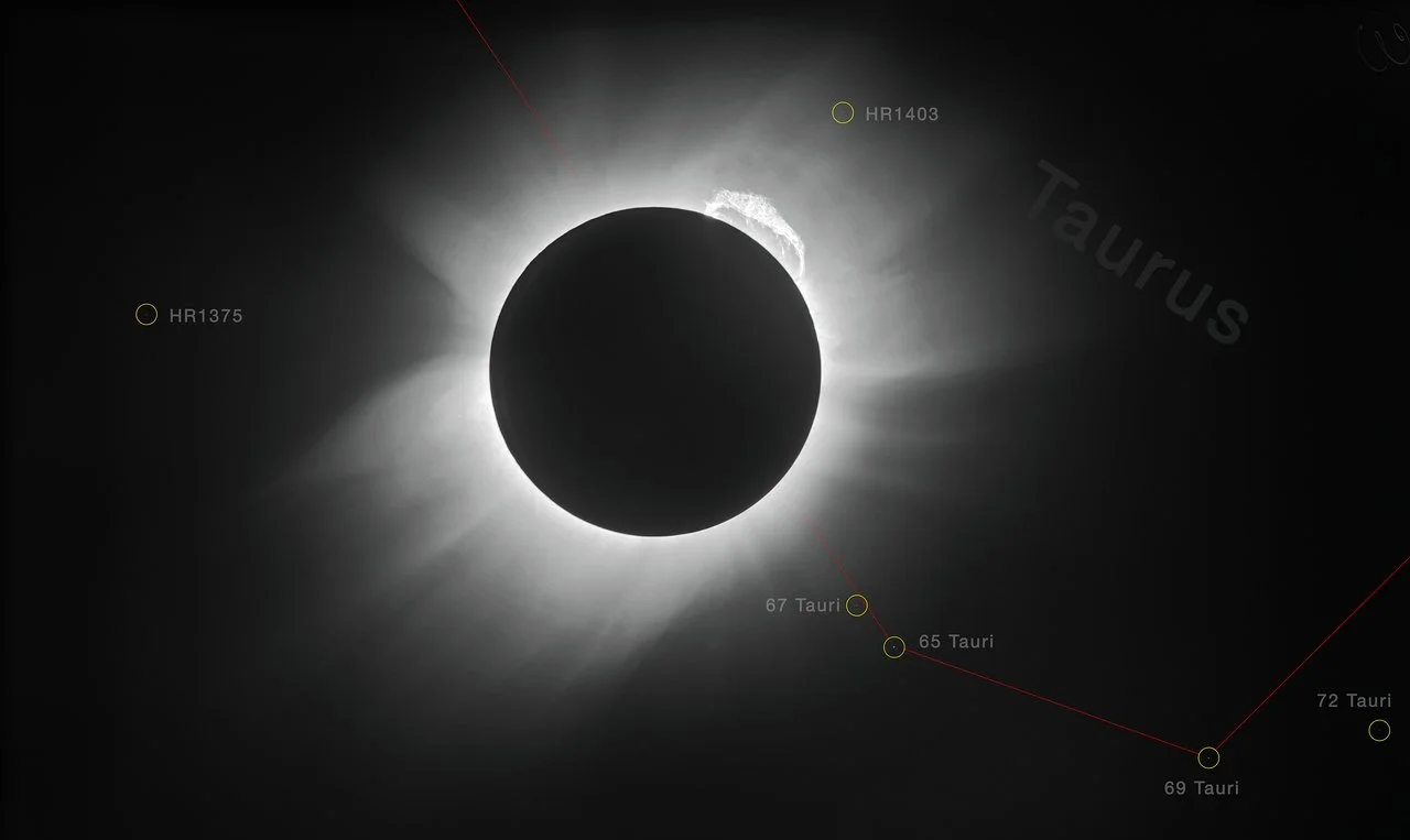 Imagen restaurada de la histórica placa fotográfica del eclipse total de Sol de 1919, utilizada por Arthur Eddington y sus colaboradores para confirmar la teoría de la relatividad general de Albert Einstein.