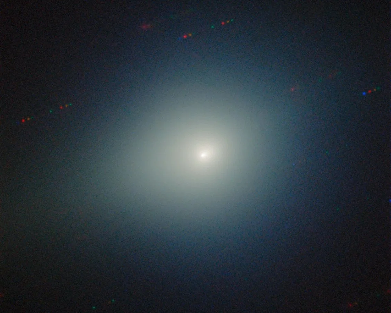 El cometa 3I/ATLAS, fotografiado el 26 de noviembre de 2025 por el espectrógrafo GMOS de Gemini Norte (Maunakea, Hawai‘i), permanece fijo en el centro del campo mientras el fondo estelar se desplaza.