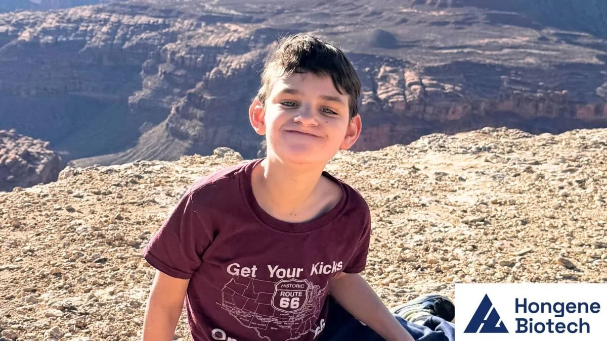 Connor padece una encefalopatía epiléptica del desarrollo causada por una mutación en el gen SCN2A, una enfermedad rara que provoca crisis epilépticas difíciles de controlar, retraso del desarrollo, alteraciones motoras y dificultades de comunicació.