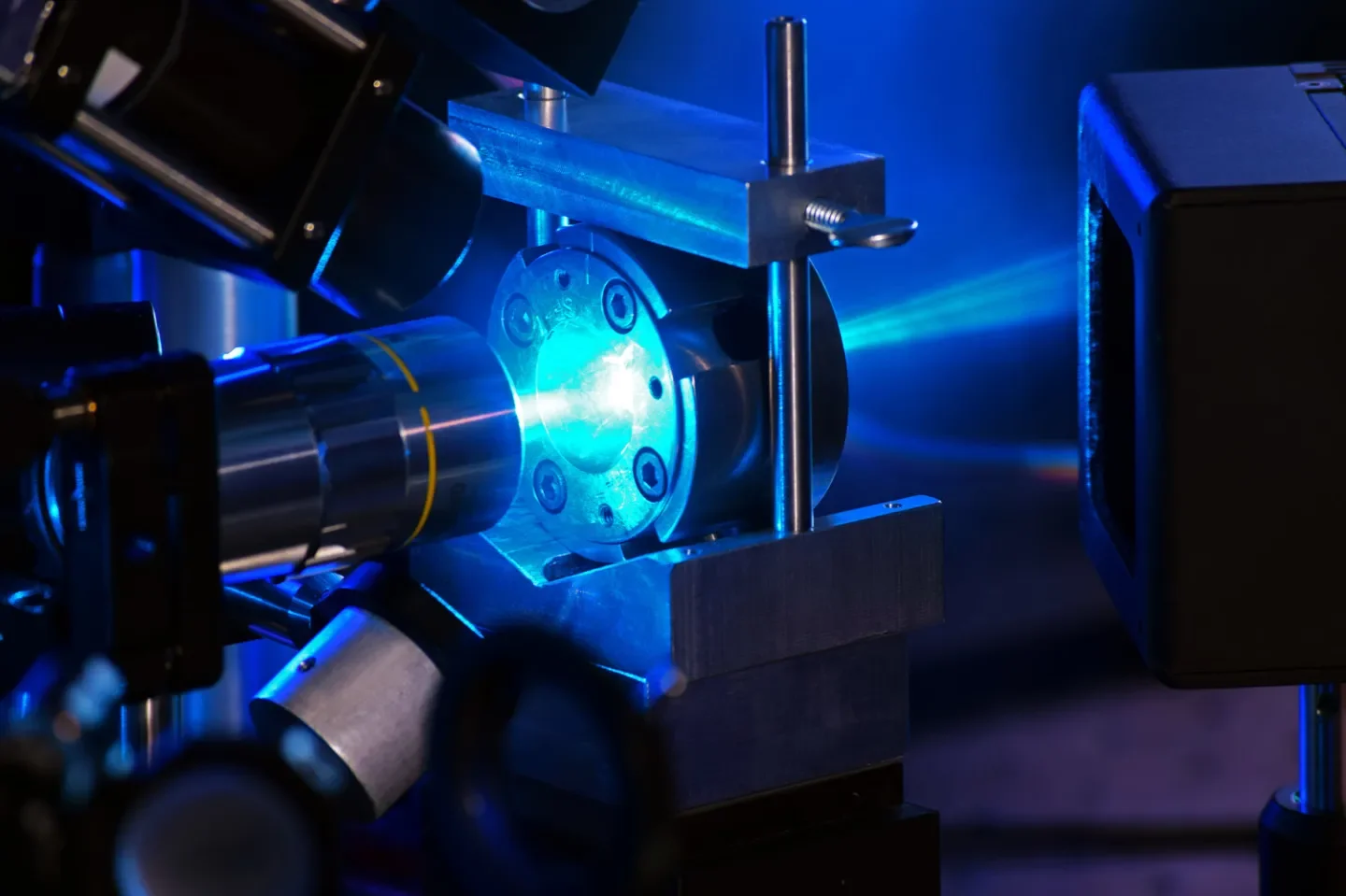 Investigadores comprimen hielo entre dos diamantes y lo calientan con un láser para obtener formas exóticas de hielo que no existen en condiciones terrestres habituales.
