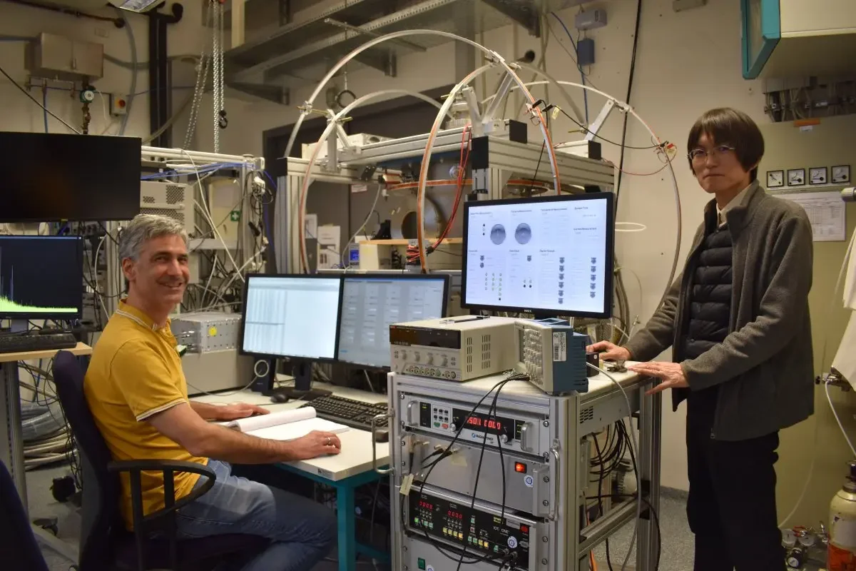 Un espectrómetro de laboratorio de última generación desarrollado por el Max Planck Institute for Extraterrestrial Physics (MPE), donde los científicos Christian Endres y Mitsunori Araki coordinan la producción y detección de una nueva molécula.