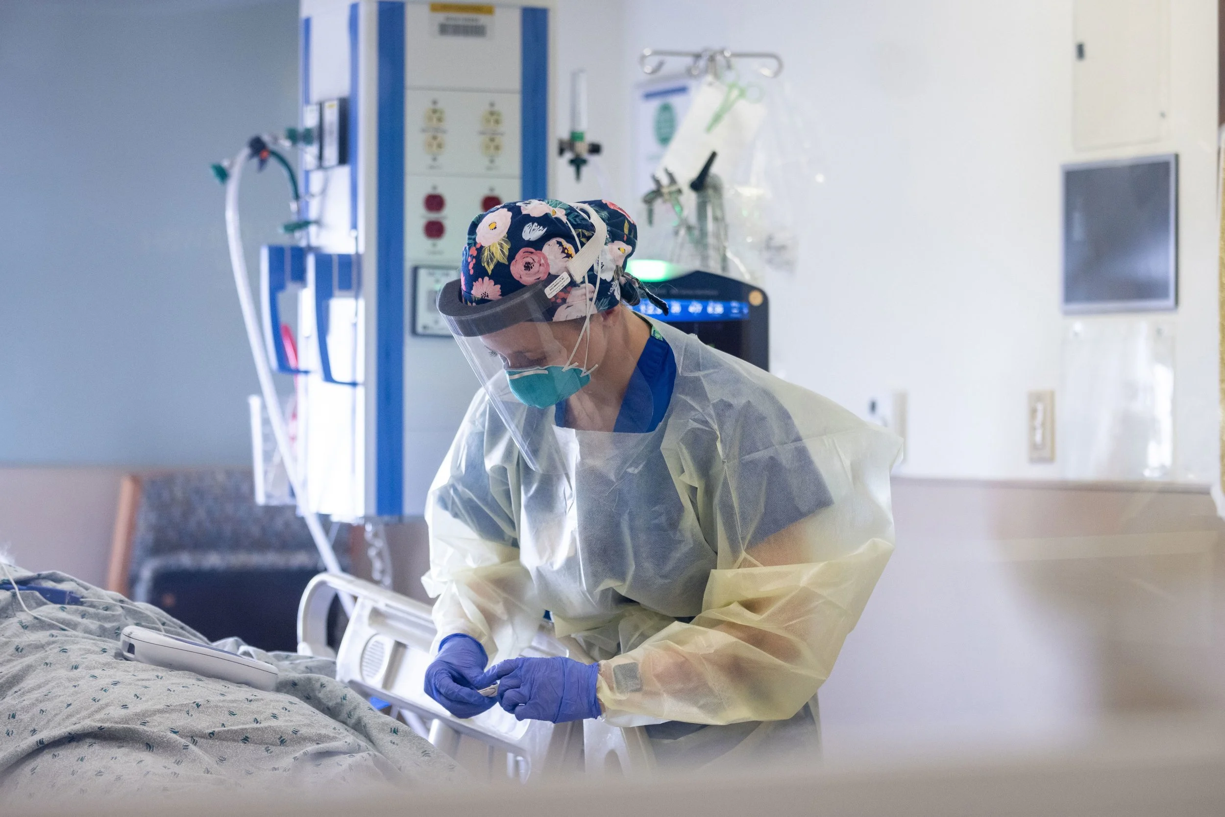 La enfermera Megan Roberts atiende a un paciente con COVID-19 en una unidad de cuidados intensivos del Hospital Barnes-Jewish en 2020.