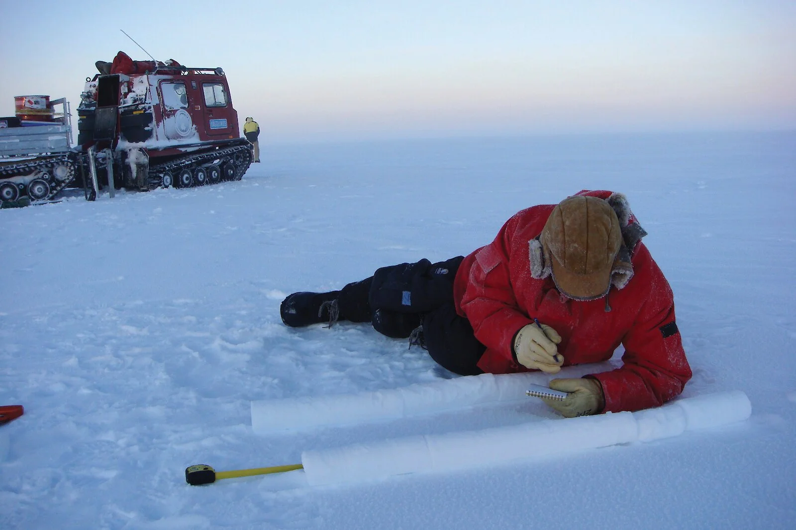 El químico Mark Curran cataloga testigos de hielo destinados a medir berilio-7 en la Antártida.
