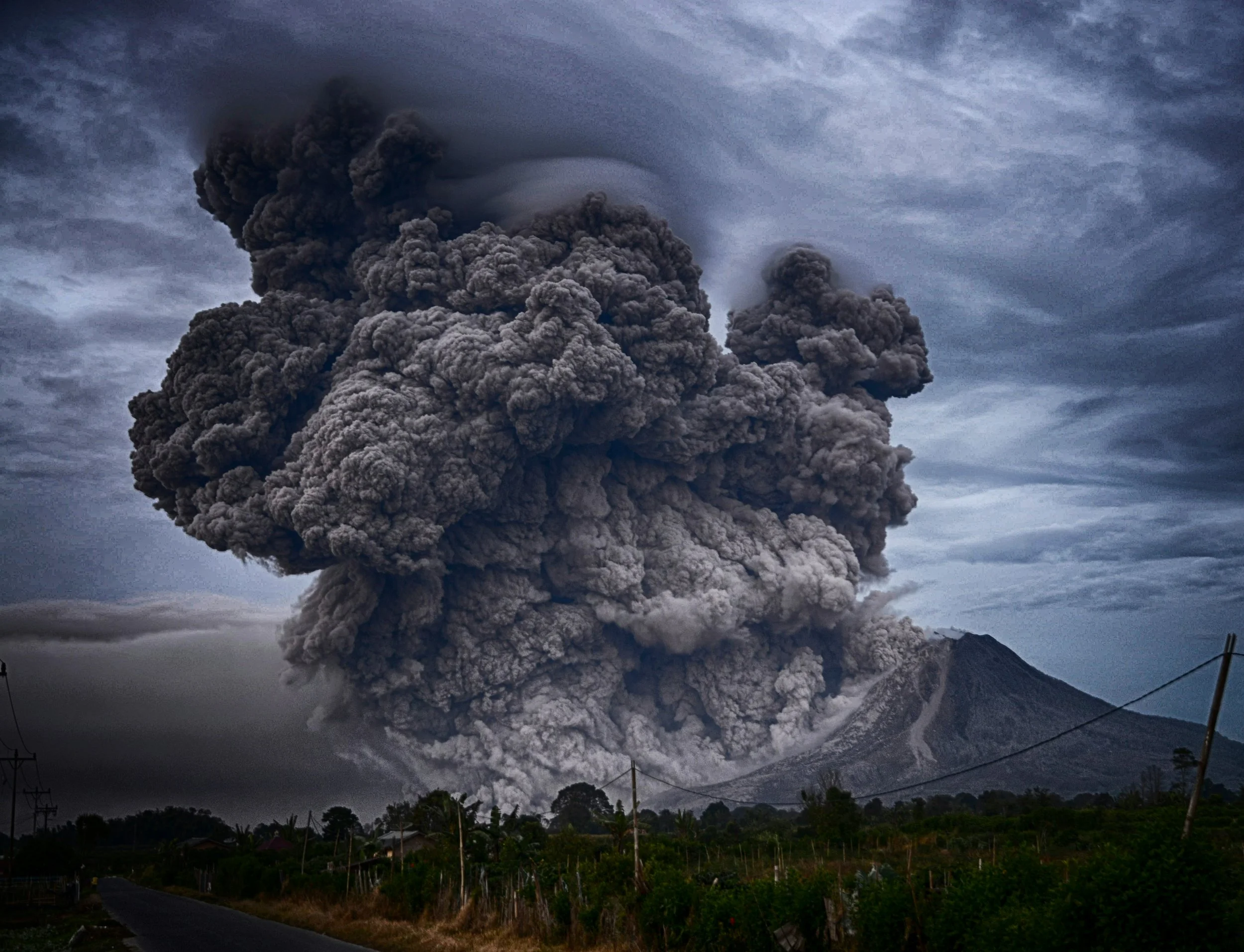 Erupción del volcán Sinabung (Indonesia), con una densa columna de ceniza y flujos piroclásticos que descienden por las laderas, un recordatorio del enorme poder destructivo de los sistemas volcánicos activos.