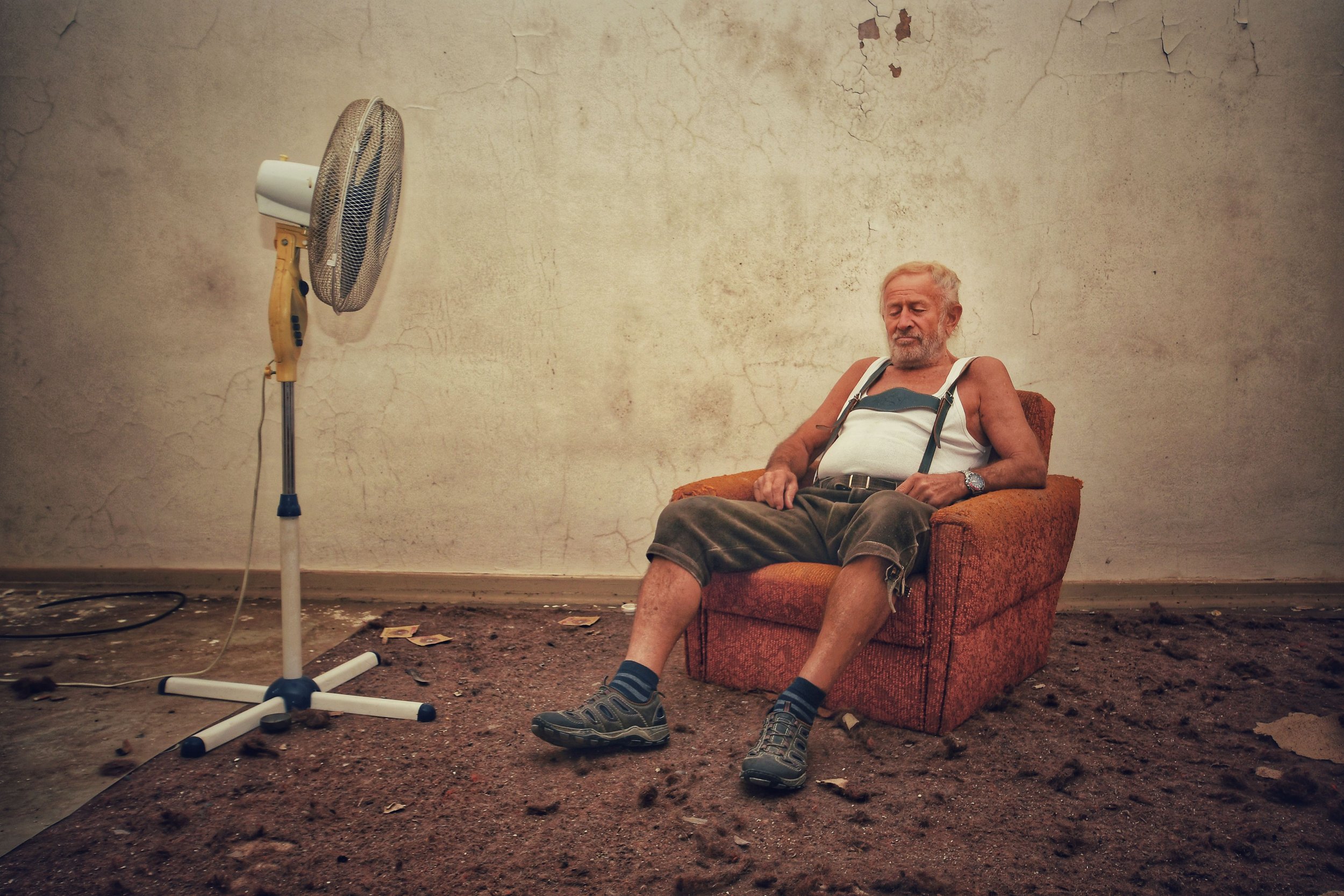 Las personas mayores son especialmente vulnerables al calor extremo. Con la edad disminuye la capacidad de sudar y regular la temperatura corporal, lo que puede reducir los beneficios que proporcionan los ventiladores durante las olas de calor.
