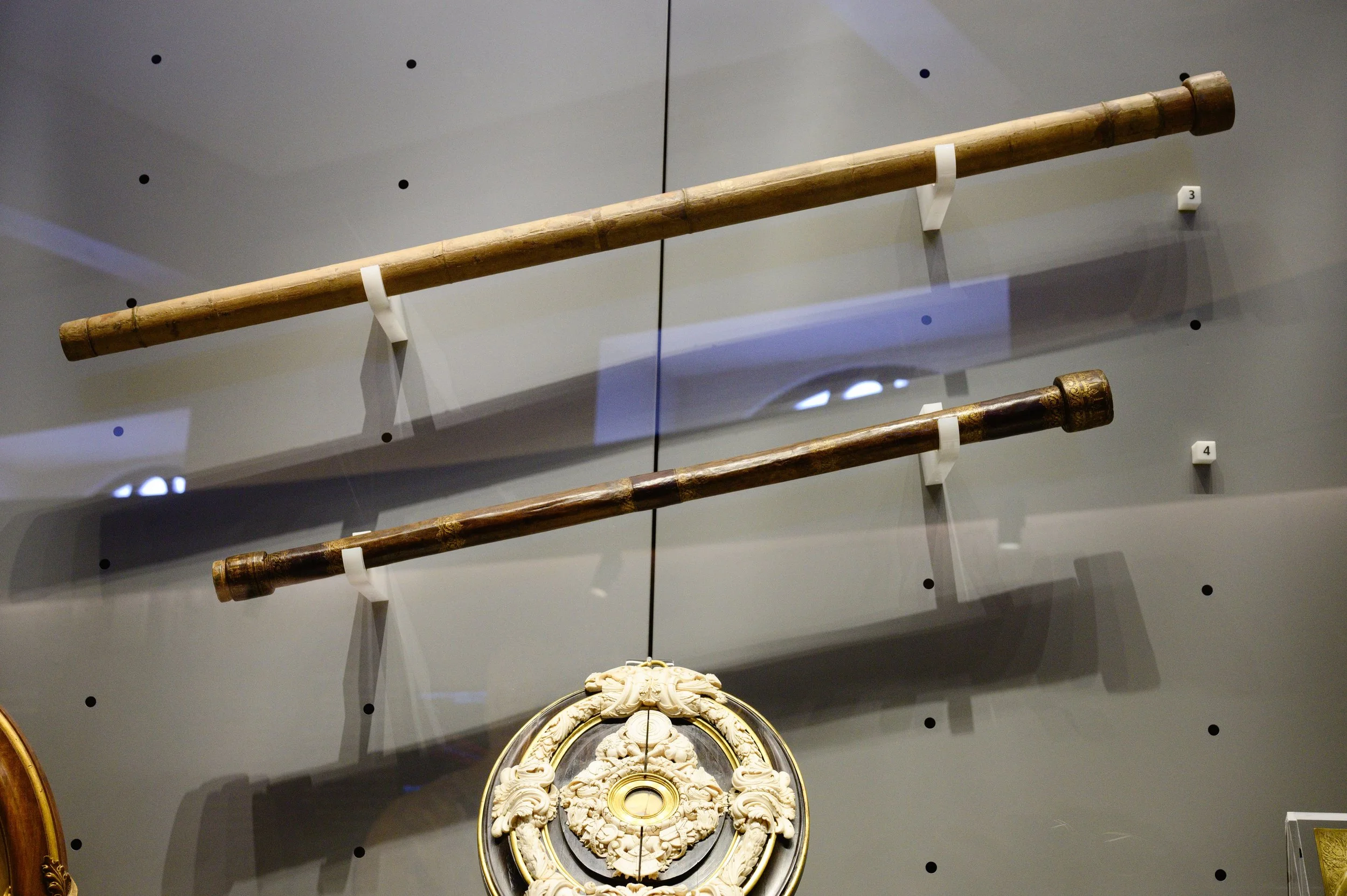 Los dos telescopios del siglo XVII atribuidos a Galileo Galilei y conservados en el Museo Galileo de Florencia. Su autoría, sin embargo, no está aceptada de forma unánime por los especialistas.