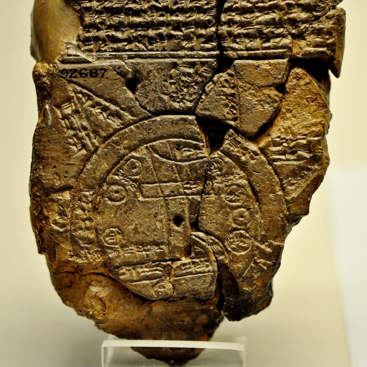 Mapa babilónico del mundo procedente de Sippar, Mesopotamia, una representación de cómo sus habitantes concebían el mundo conocido.