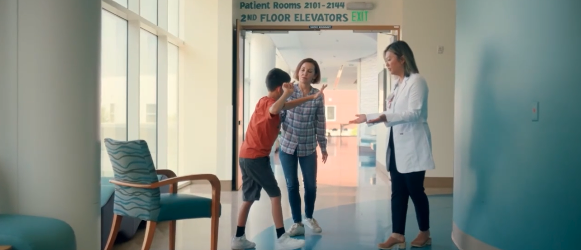 Connor da sus primeros pasos durante una sesión de rehabilitación tras recibir una terapia genética personalizada contra una forma rara de epilepsia causada por una mutación en el gen SCN2A.