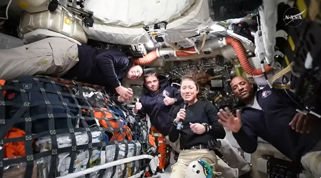 La tripulación de Artemis II —Jeremy Hansen, Reid Wiseman, Christina Koch y Victor Glover— dentro de la nave Orion durante su misión alrededor de la Luna