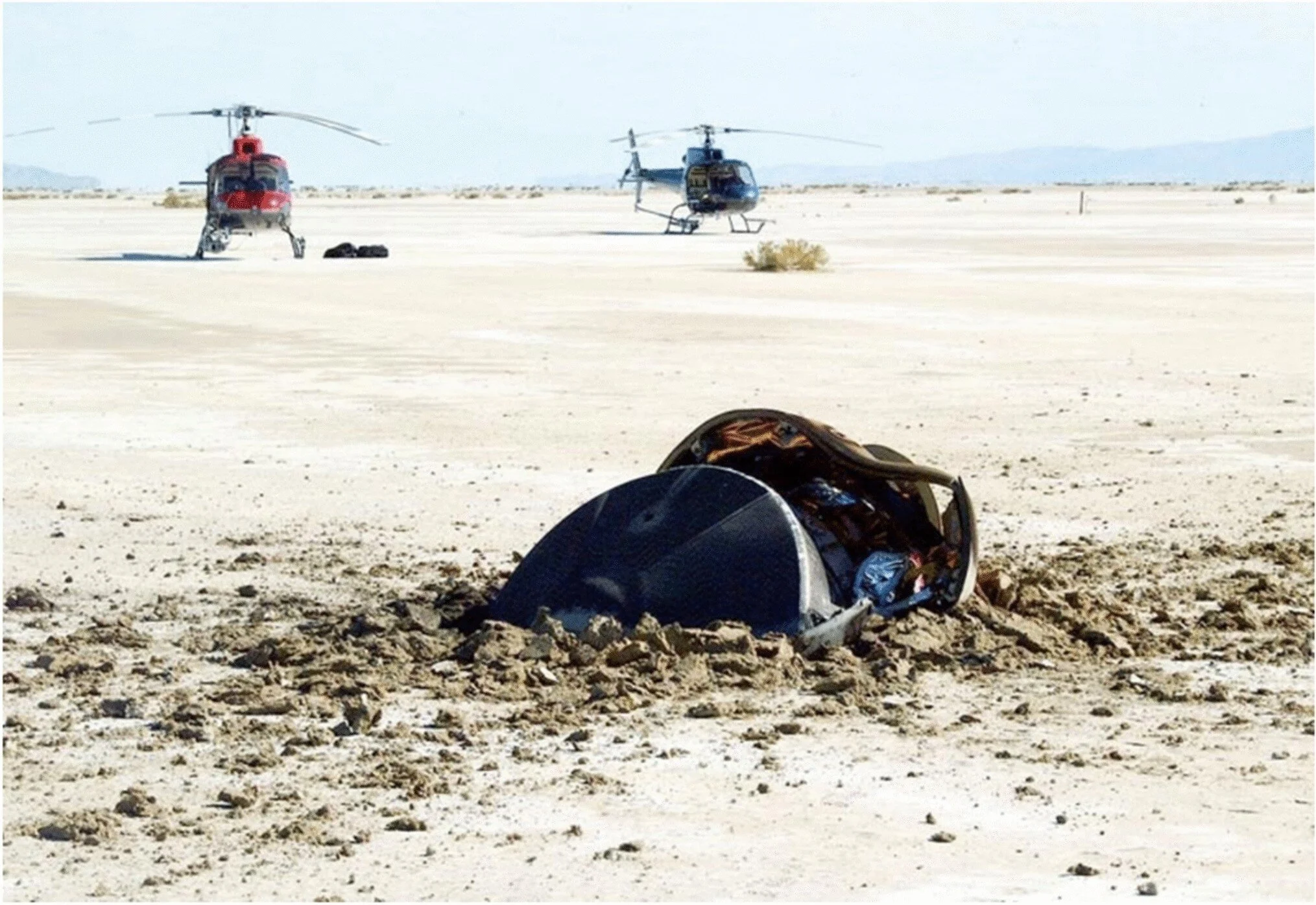 La cápsula de retorno de muestras de la misión Genesis de la NASA quedó parcialmente enterrada tras estrellarse en el desierto de Utah el 8 de septiembre de 2004 debido al fallo de su sistema de paracaídas.