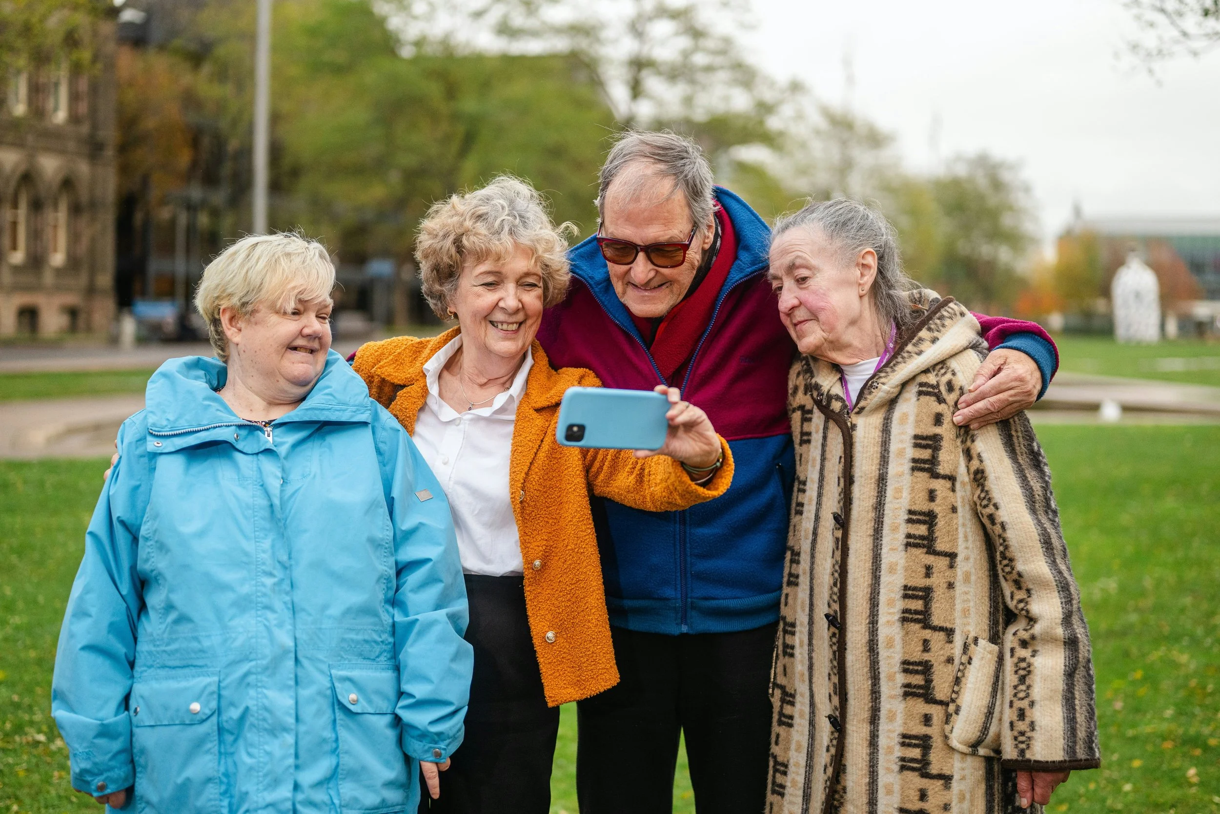 Mantener una vida social activa y salir al aire libre contribuye al bienestar emocional y al buen funcionamiento del cerebro.