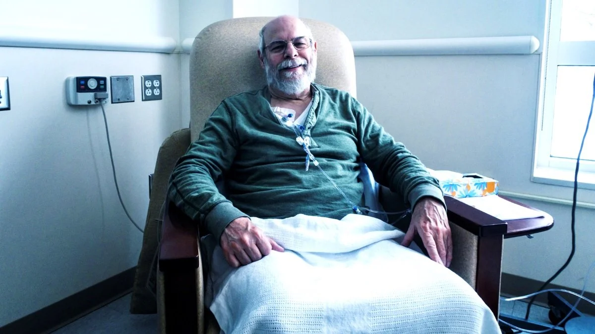 Un paciente recibe quimioterapia. Algunas células cancerosas consiguen sobrevivir al tratamiento y pueden provocar la reaparición del tumor.