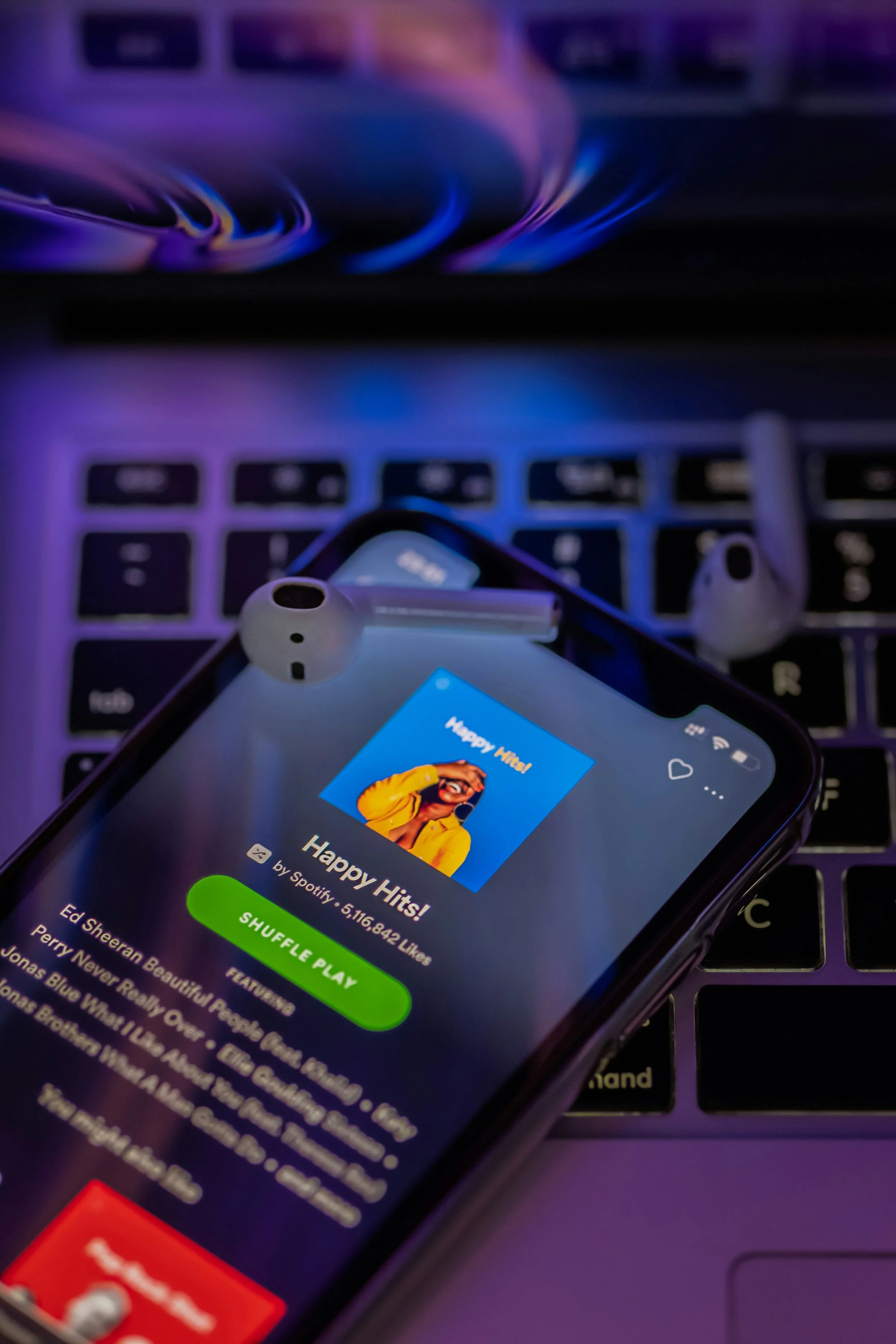 Los investigadores analizaron nueve características de las canciones de Spotify, entre ellas la energía, el volumen, el tempo, la facilidad para bailar, la valencia emocional y la presencia o ausencia de voces.