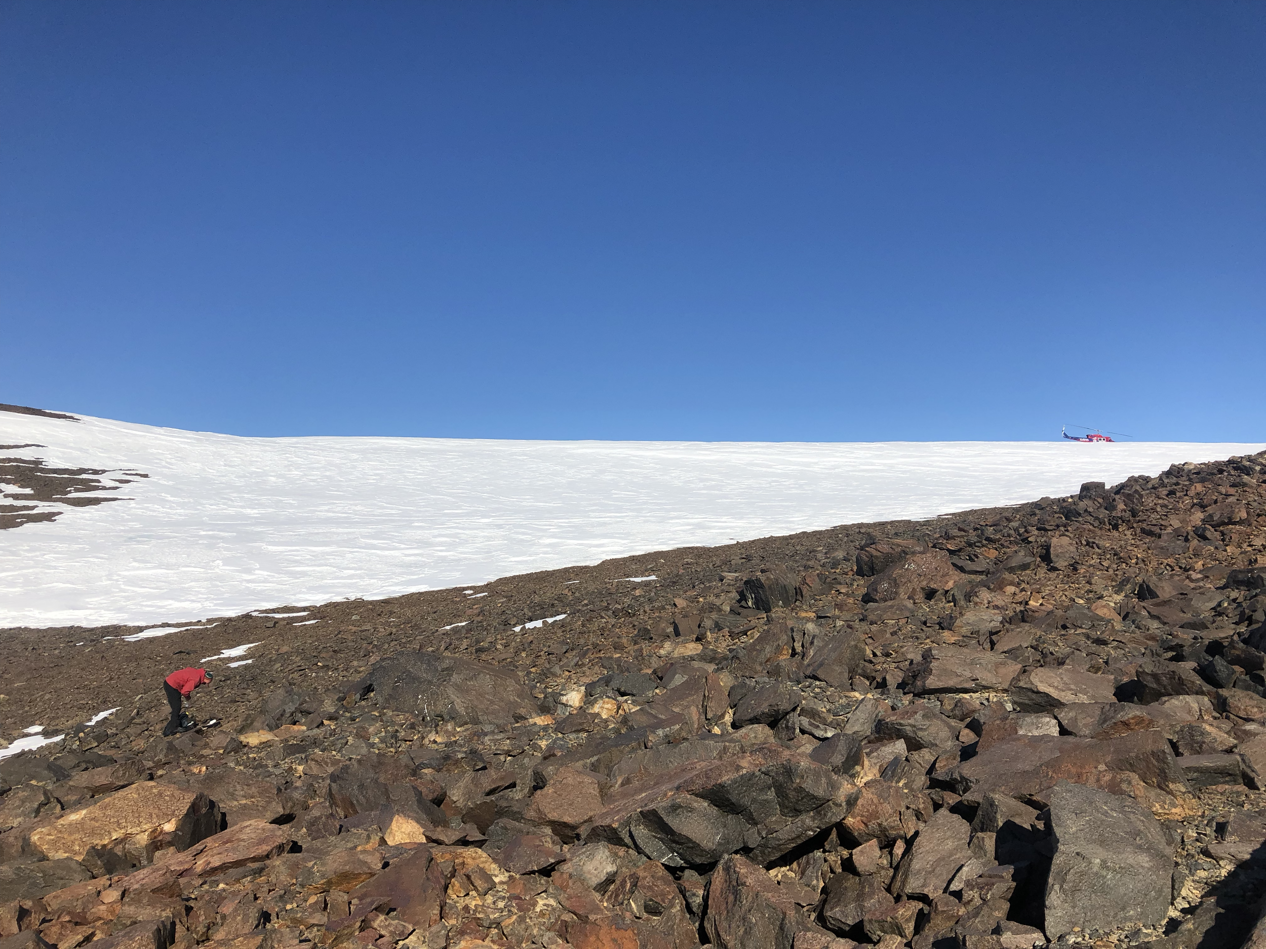 Noah Fierer recoge muestras de suelo cerca del glaciar Shackleton, junto a la plataforma de hielo de Ross, para estudiar la diversidad microbiana de la Antártida.
