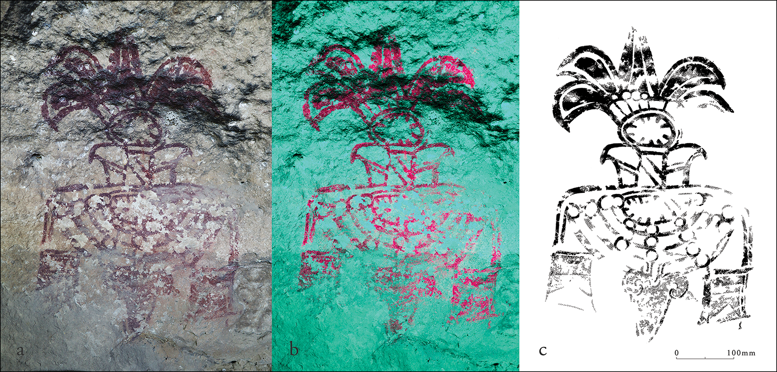 El segundo glifo de la cueva 19 de Chalcatzingo, visto en la fotografía original (a), una imagen con el contraste realzado (b) y un dibujo de sus trazos (c). El dardo, el collar y la tela podrían representar un título guerrero.