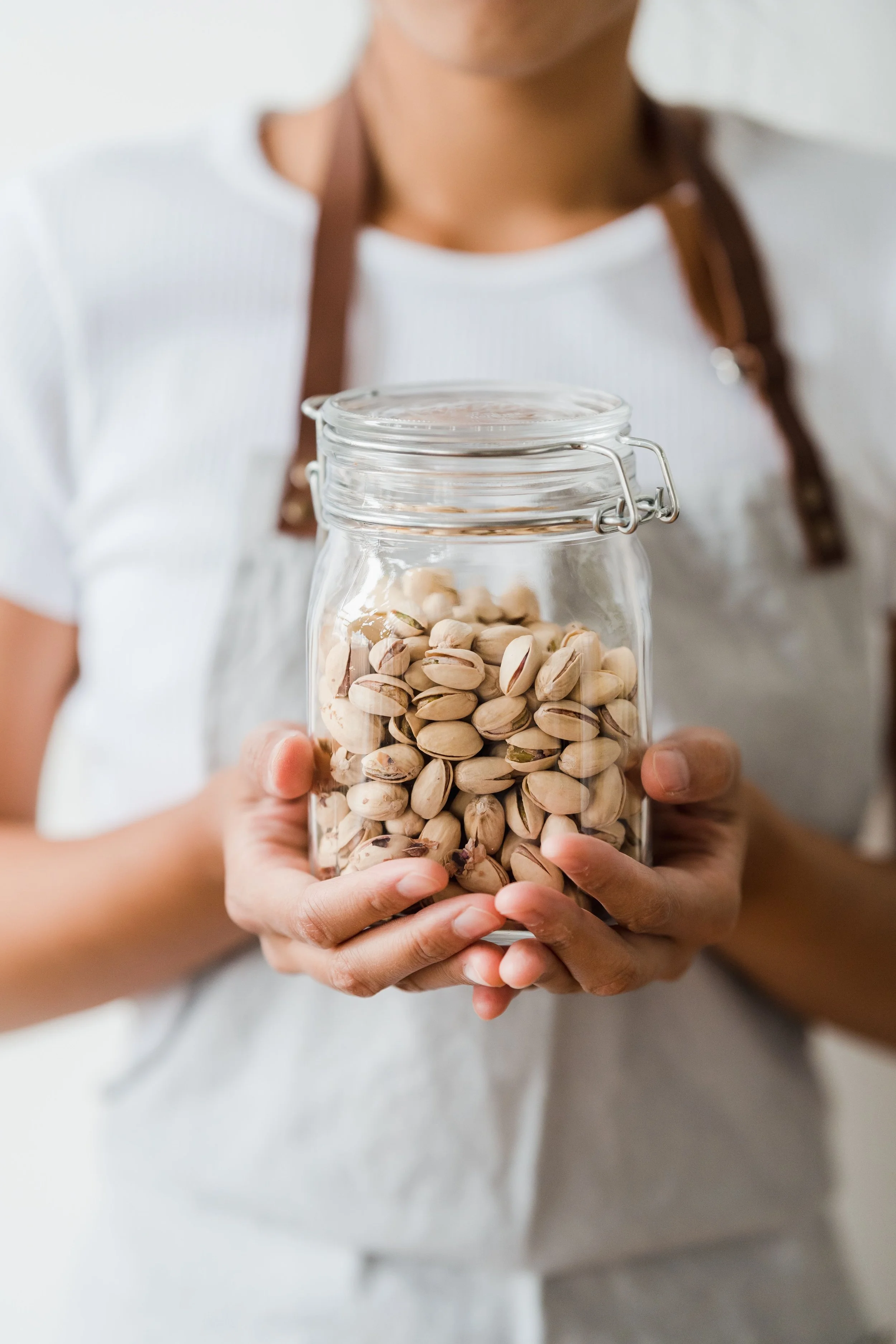Una ración de 28 gramos de pistachos aporta unos 71 miligramos de triptófano, un aminoácido que el organismo utiliza para fabricar serotonina y melatonina. Esa cantidad es una referencia nutricional, no una dosis probada para dormir mejor.