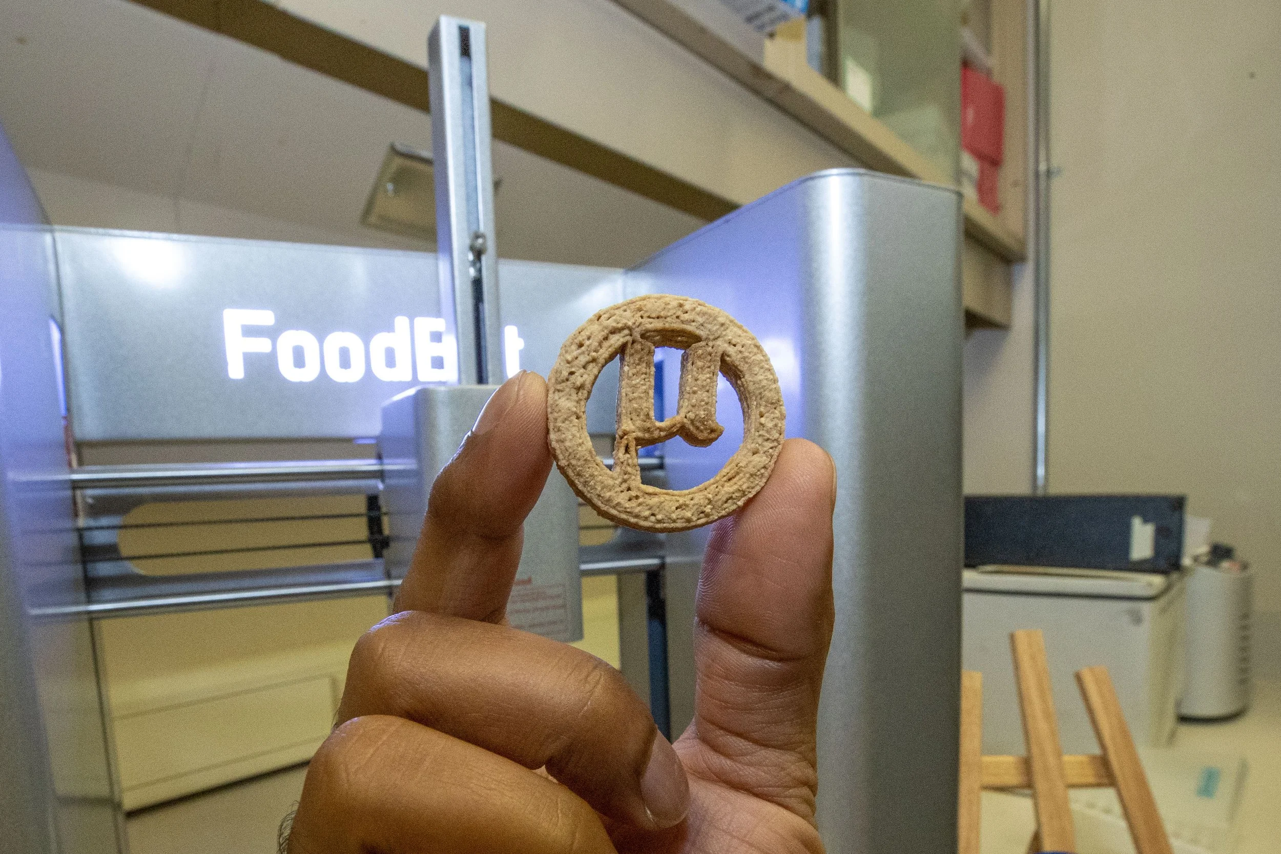 Para la fabricación de esta galleta, se emplean materiales vegetales de desecho y plástico; el producto en cuestión podría alimentar a seres humanos en cualquier lugar, desde submarinos hasta naves espaciales.